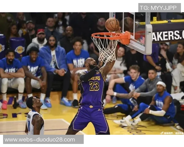 2014年湖人与小牛的激烈对决回顾与赛季精彩瞬间分析