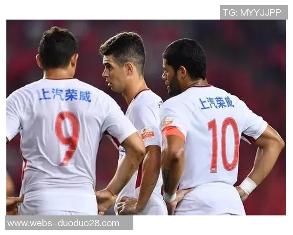 上海足球队配合分析与战术探讨提升球队整体实力的关键因素 上海足球队配合分析与战术探讨提升球队整体实力的关键因素